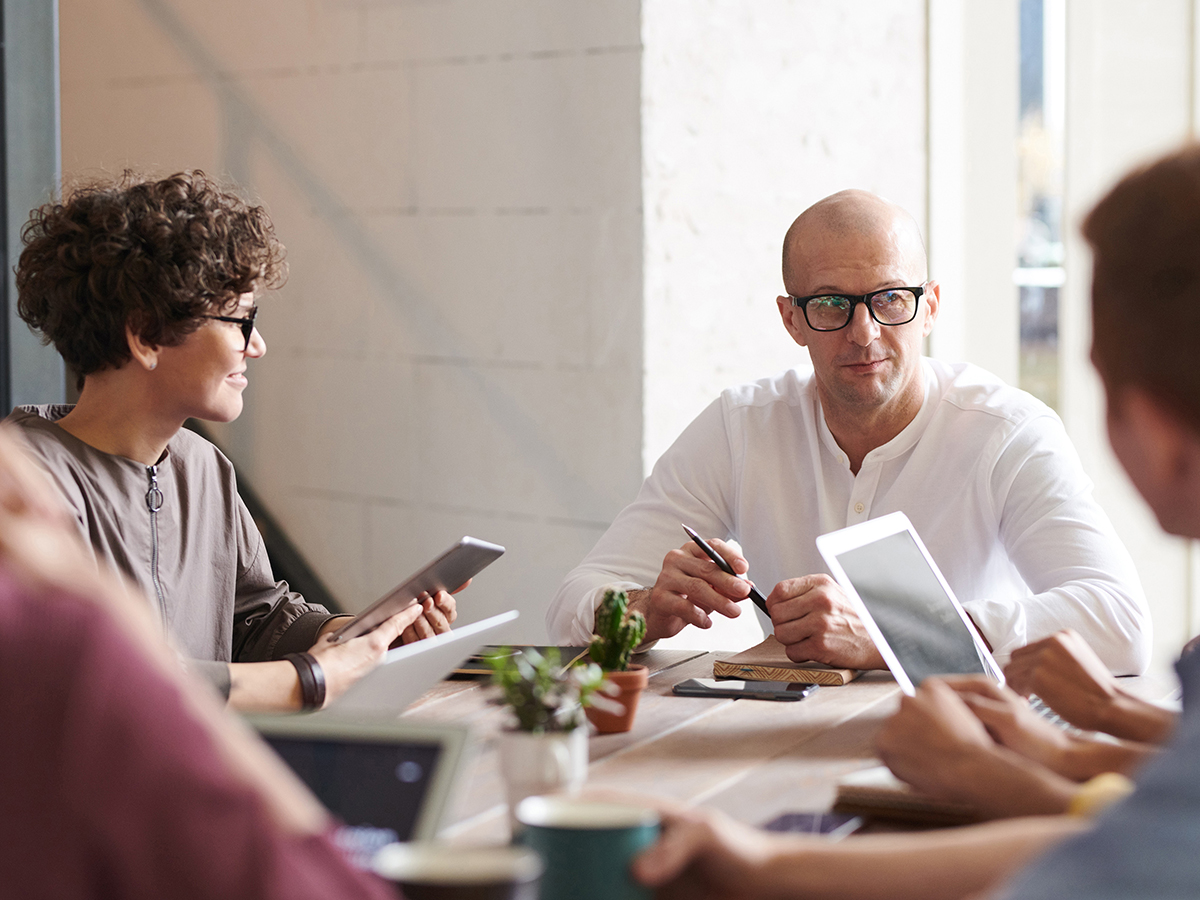 Business colleagues meet around a table. Photo: Pexels.