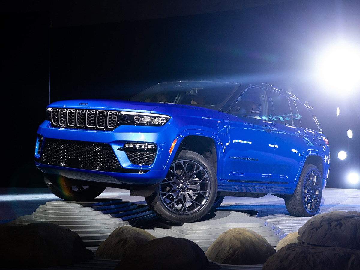 A Jeep Grand Cherokee 4xE electric vehicle is unveiled by Stellantis NV during the 2022 New York International Auto Show (NYIAS). Photo: Bloomberg.