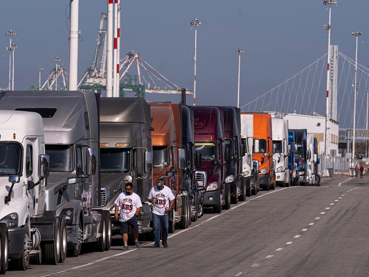 Truckers protest at the Port of Oakland in Oakland, California. Photo: Bloomberg.
