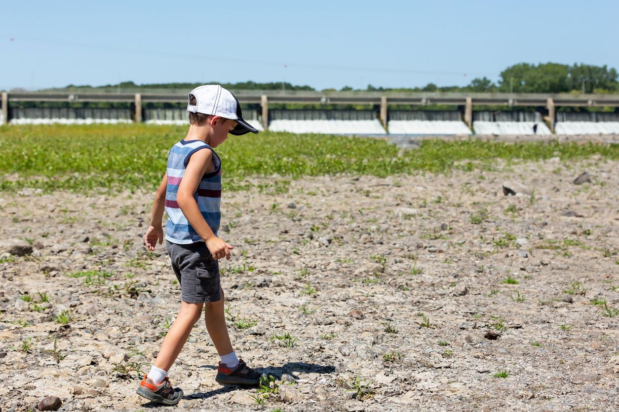 A dry riverbed of the Mississippi. Photo: iStock.com/Riveremholk
