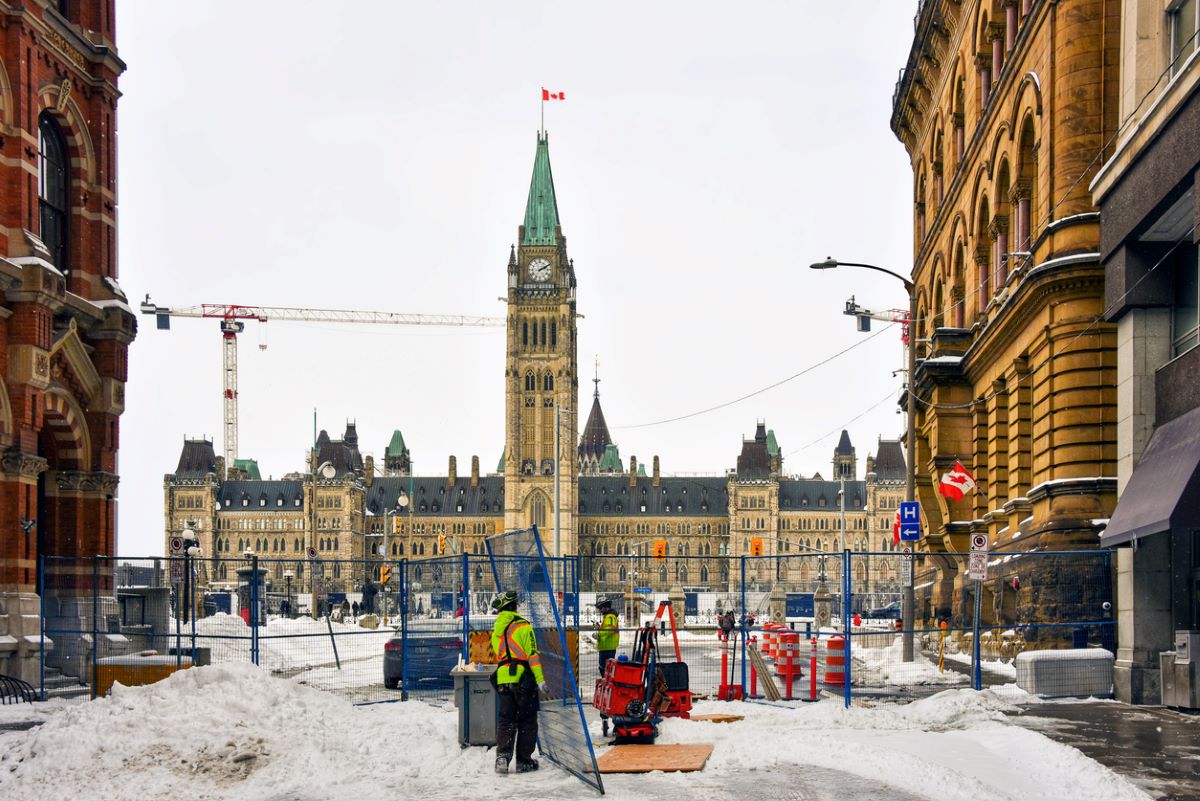 Ottawa, Canada - February 26, 2022: A fence remains in place one week after police cleared the area near Parliament Hill of trucker convoy protesters. Photo: iStock.com/PaulMcKinnon