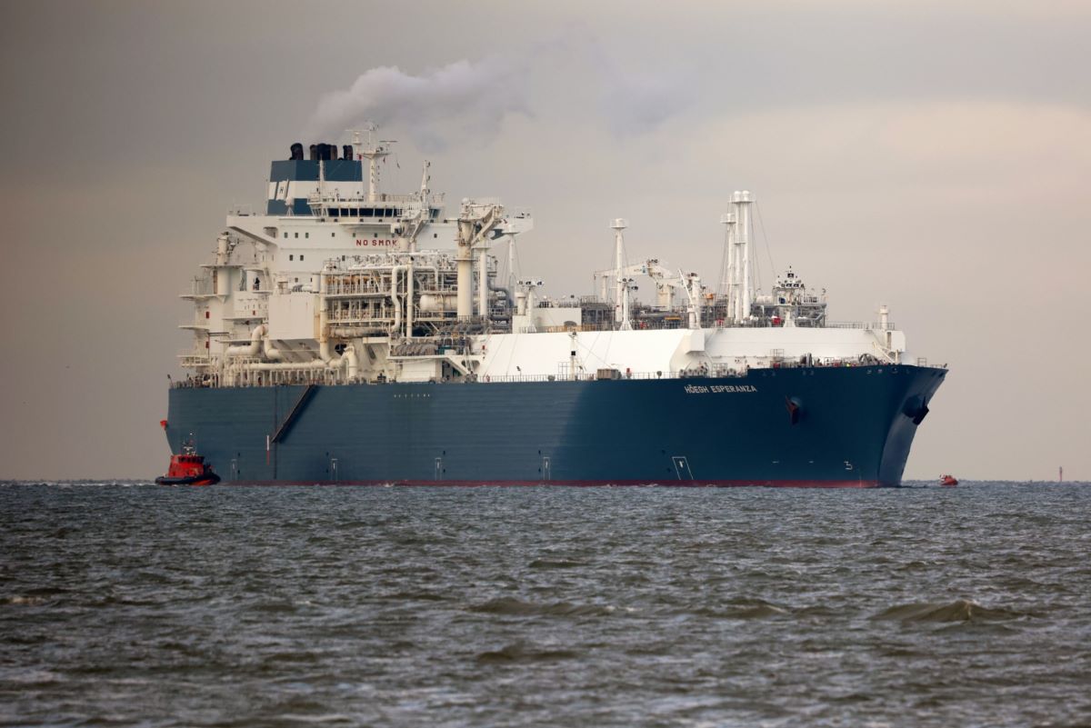 The Hoegh Esperanza FSRU approaches Wilhelmshaven, Germany, on December 15. Photo: Bloomberg