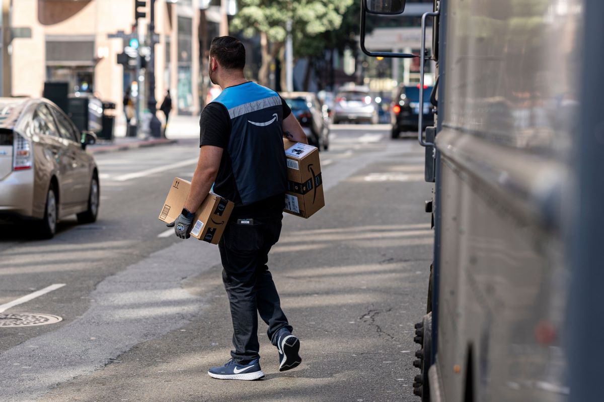 A worker delivers Amazon packages in San Francisco. Photographer: David Paul Morris/Bloomberg
