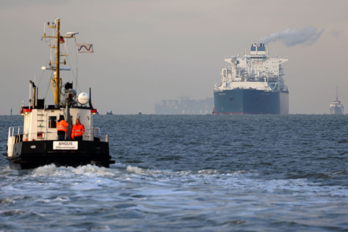 The Hoegh Esperanza FSRU approaches Wilhelmshaven, Germany, on December 15. Photo: Bloomberg