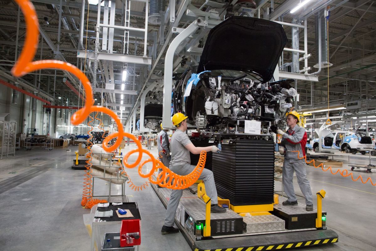 Workers install engine blocks into a Haval F7 crossover SUV inside the Haval automobile plant, operated by Great Wall Motor Co. in Russia in 2019. Photo: Bloomberg