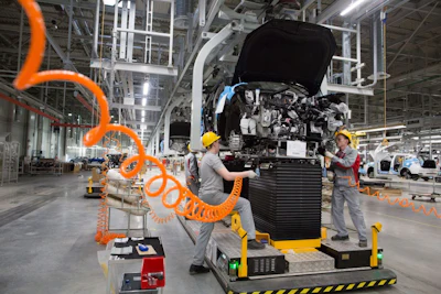 Workers install engine blocks into a Haval F7 crossover SUV inside the Haval automobile plant, operated by Great Wall Motor Co. in Russia in 2019. Photo: Bloomberg