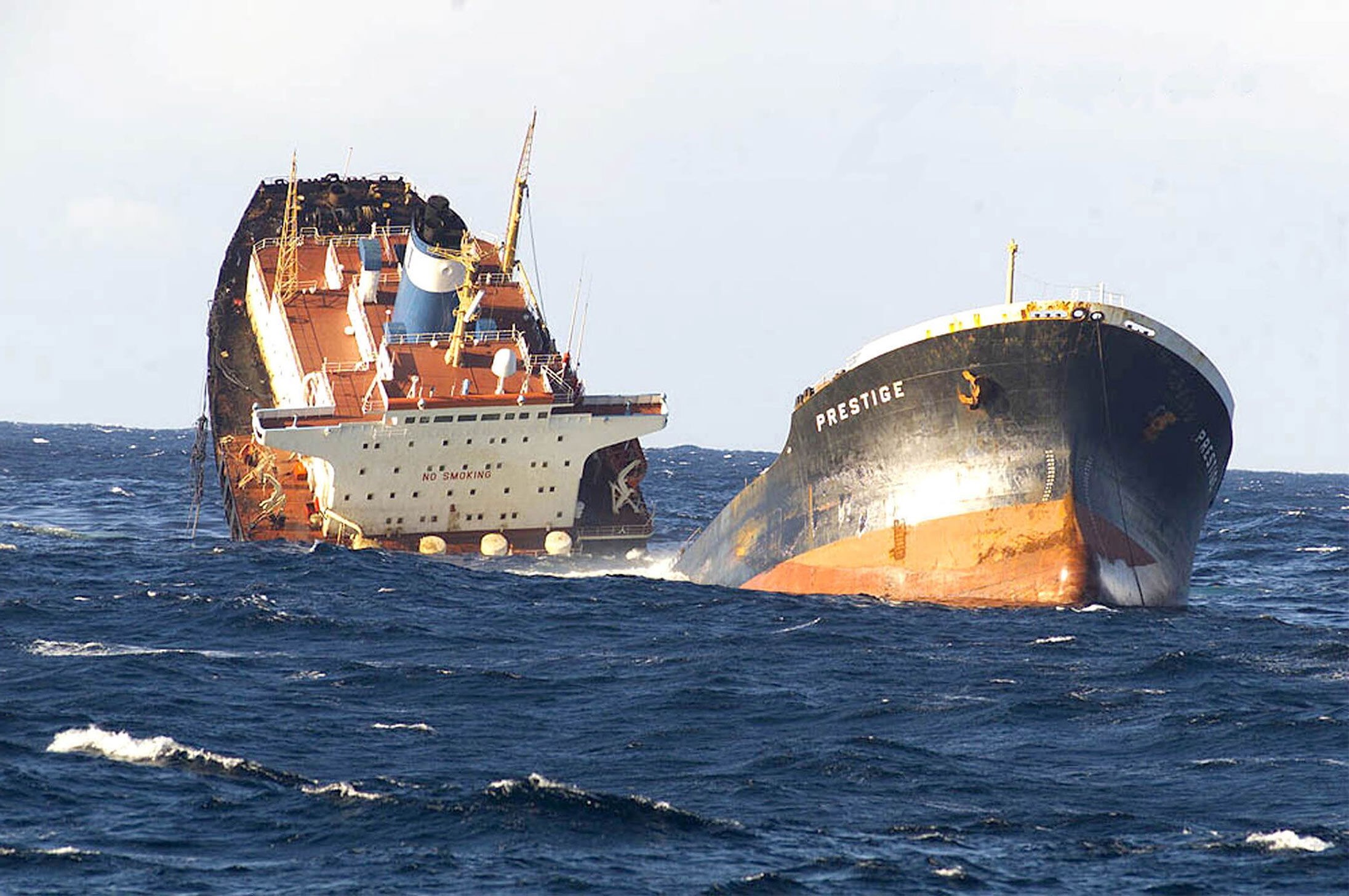 The oil tanker Prestige sinks off the northwest coast of Spain in November 2002. Photographer: Douanes Francaises/Getty Images