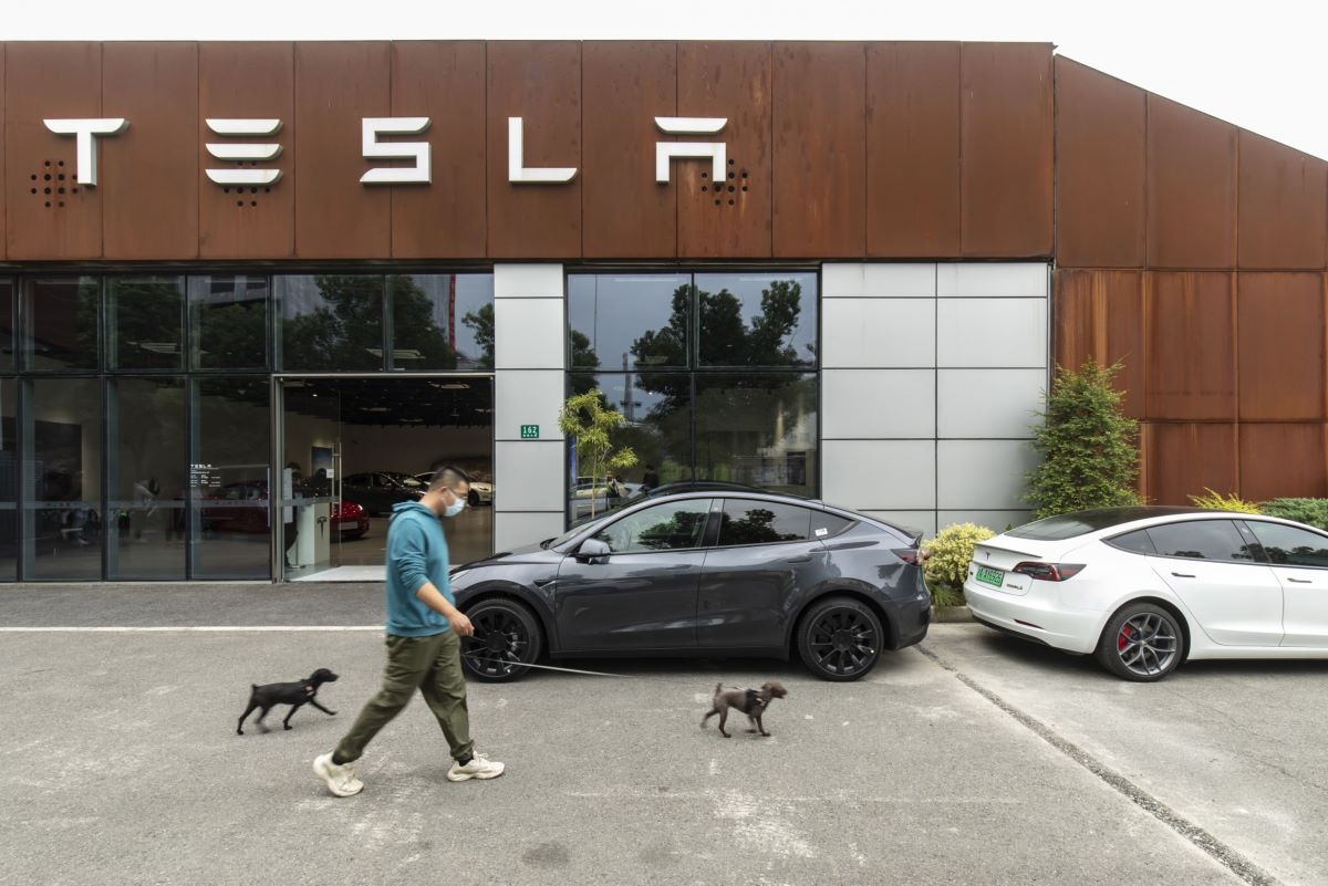 A Tesla Inc. showroom in Shanghai, China, on Sunday, Oct. 16, 2022. Photo: Qilai Shen/Bloomberg