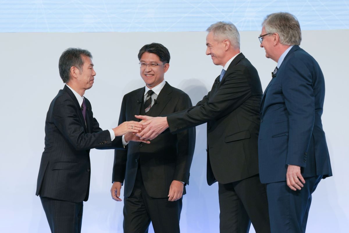 The head of the four companies, Hino’ Satoshi Ogiso, from left, Toyota’s Koji Sato, Mitsubishi Fuso’s Karl Deppen and Daimler Truck’s Martin Daum during a news conference on May 30. Photo: Bloomberg