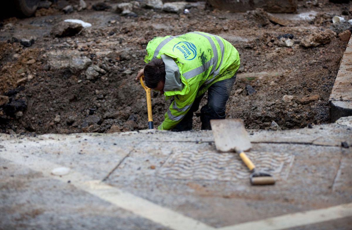 A Thames Water employee works at the site of a leak in London. Photo: Simon Dawson/Bloomberg