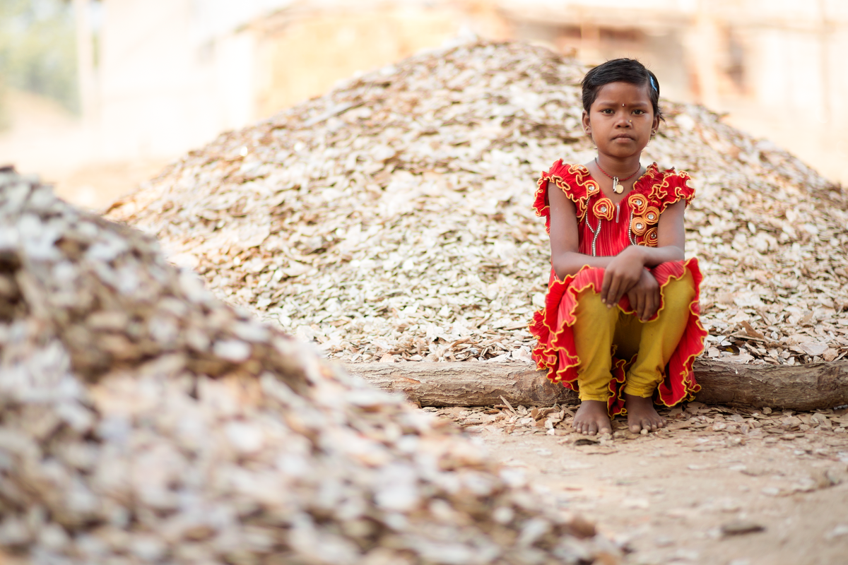 Young girl mining mica in Jharkhand, India. Child labor is widely used in the collection of mica used in cosmetics such as eye shadow. Photo: Michael Duffy, copyright FRDM.