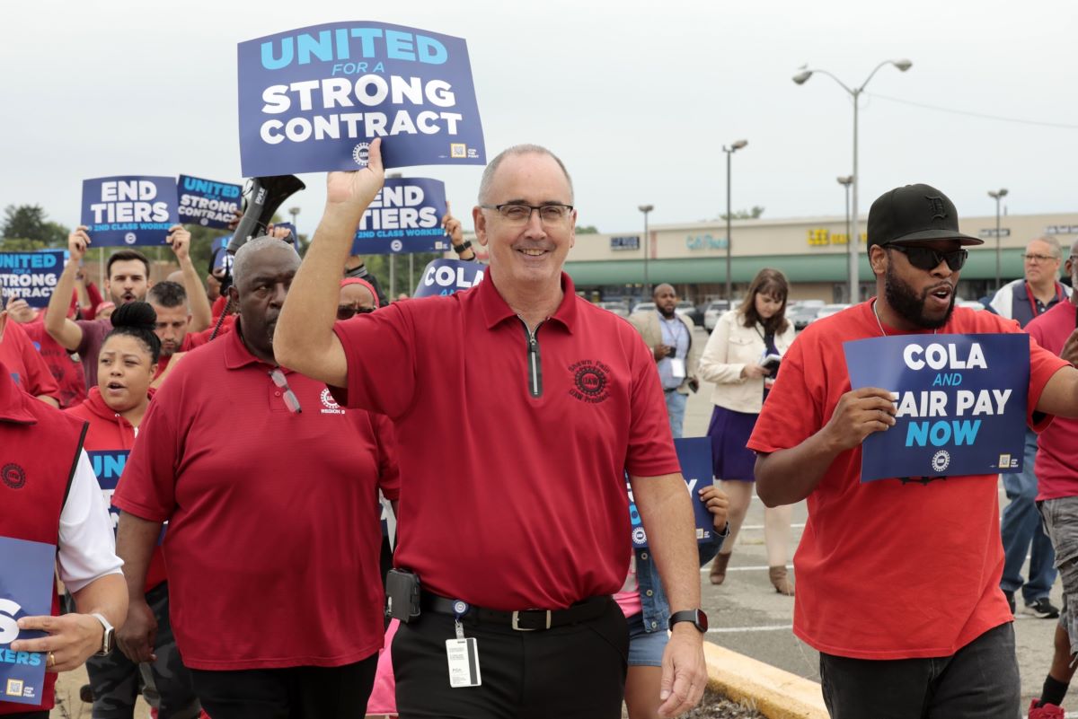 Shawn Fain walks with demonstrators during a UAW practice picket outside the Stellantis Mack Assembly Plant in Detroit on Aug. 23. Photo: Bloomberg