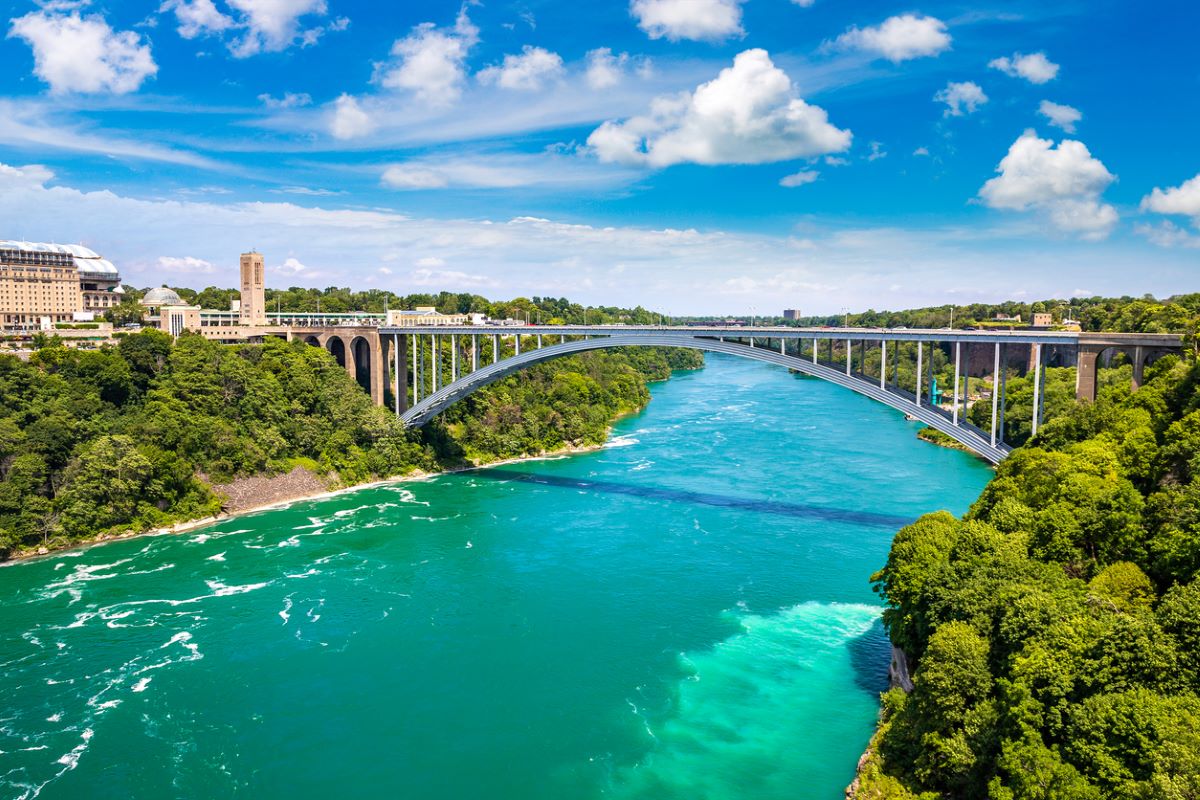 The Rainbow Bridge that joins the U.S. and Canada near Niagara Falls. Photo: iStock.com/bloodua