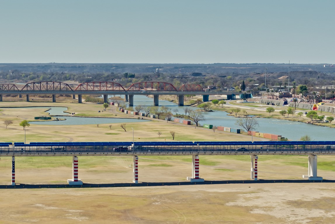 Bridges Crossing the Rio Grande in Eagle Pass, Texas. Photo: iStock.com/halbergman