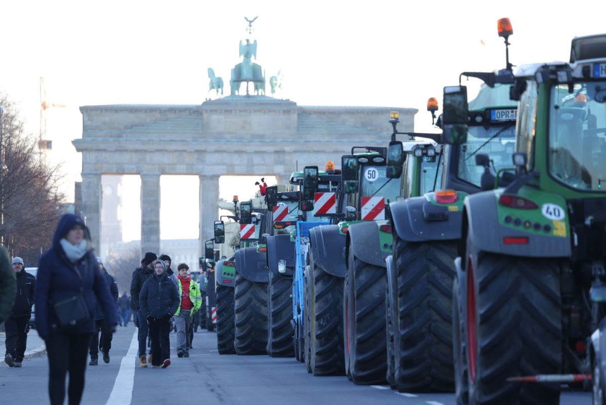 Farmers park tractors at the Brandenburg Gate to protest planned cuts to state subsidies in Berlin, on Jan. 8. Photo: Bloomberg
