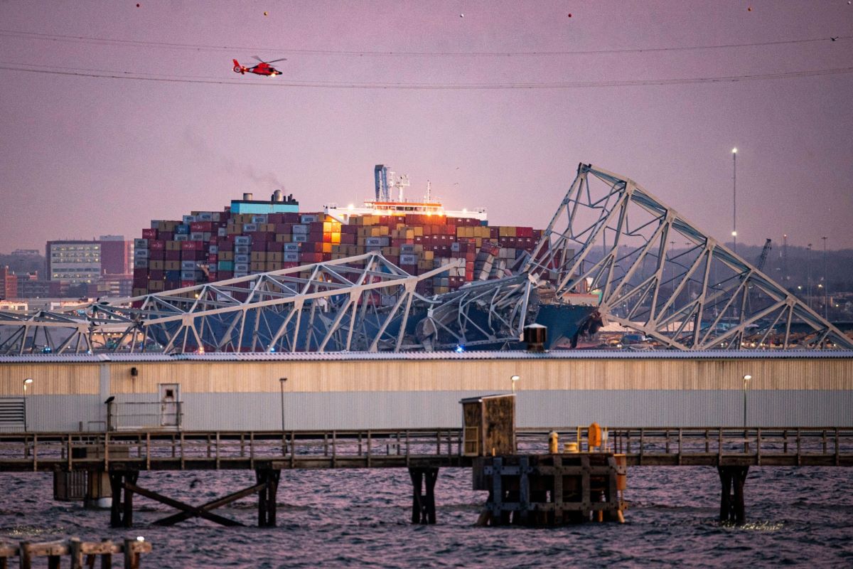 A U.S. Coast Guard helicopter flies over the Dali container vessel after it struck the Francis Scott Key Bridge in Baltimore, Maryland, U.S., on March 26. Photo: Bloomberg