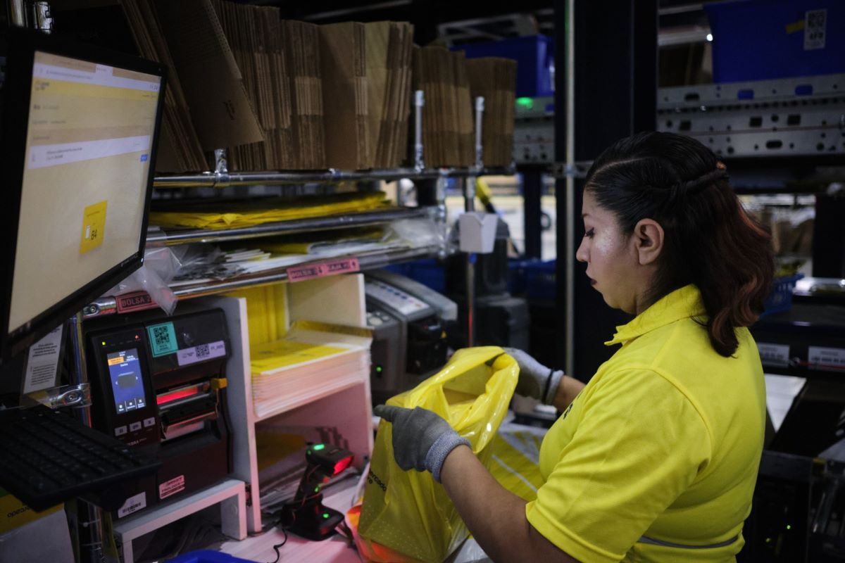 A worker packs an order for shipment at the MercadoLibre Distribution Center (Cedis) at Prologis Park Grande in Tepotzotlan, Mexico state, Mexico, on Tuesday, Nov. 29, 2022. Photo: Bloomberg