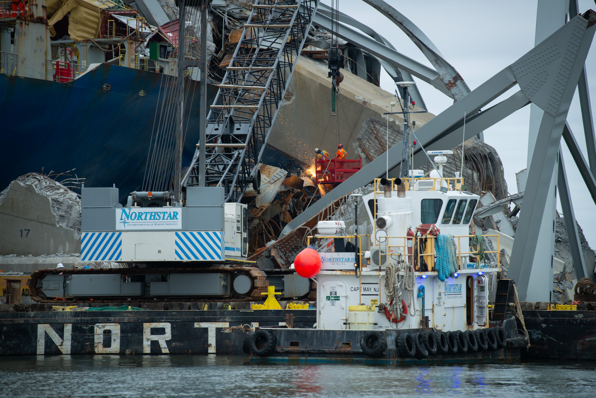 Crews working on salvage efforts to remove the wreckage of the Dali container ship. Photo: Port of Baltimore