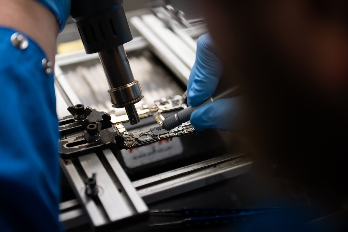 Front end lab specialist, Gabriel Couture disassemble a Huawei Mate 60 Pro smartphone in Ottawa, Ontario, Canada, on Sunday, Sept. 3, 2023. Huawei Technologies Co.'s latest smartphone clearly demonstrates wireless speeds akin to Apple Inc.'s latest iPhones in numerous tests, as more details emerge about a gadget labeled a Chinese breakthrough despite US tech sanctions. Photographer: James Park/Bloomberg