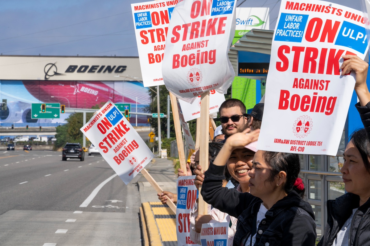 Workers picket outside a Boeing Co. facility during a strike in Everett, Washington, on Monday, September 16, 2024. Photo: Bloomberg