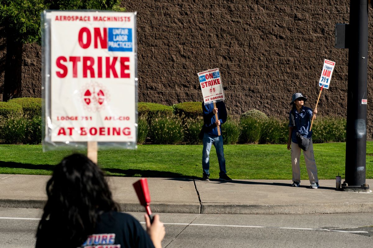 Workers picket outside the Boeing Co. manufacturing facility on October 3. Photographer: David Ryder/Bloomberg