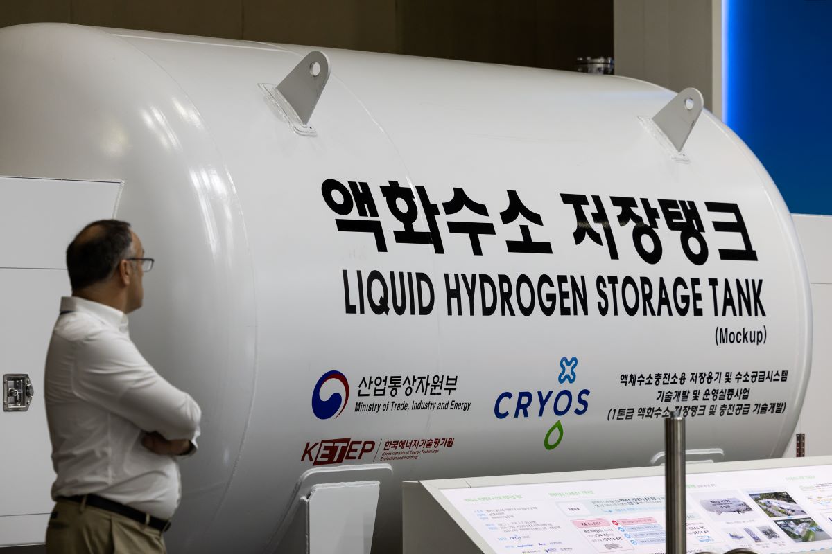 A model of liquid hydrogen storage tank at the H2 Mobility Energy Environment Technology in South Korea. Photographer: TI/Bloomberg