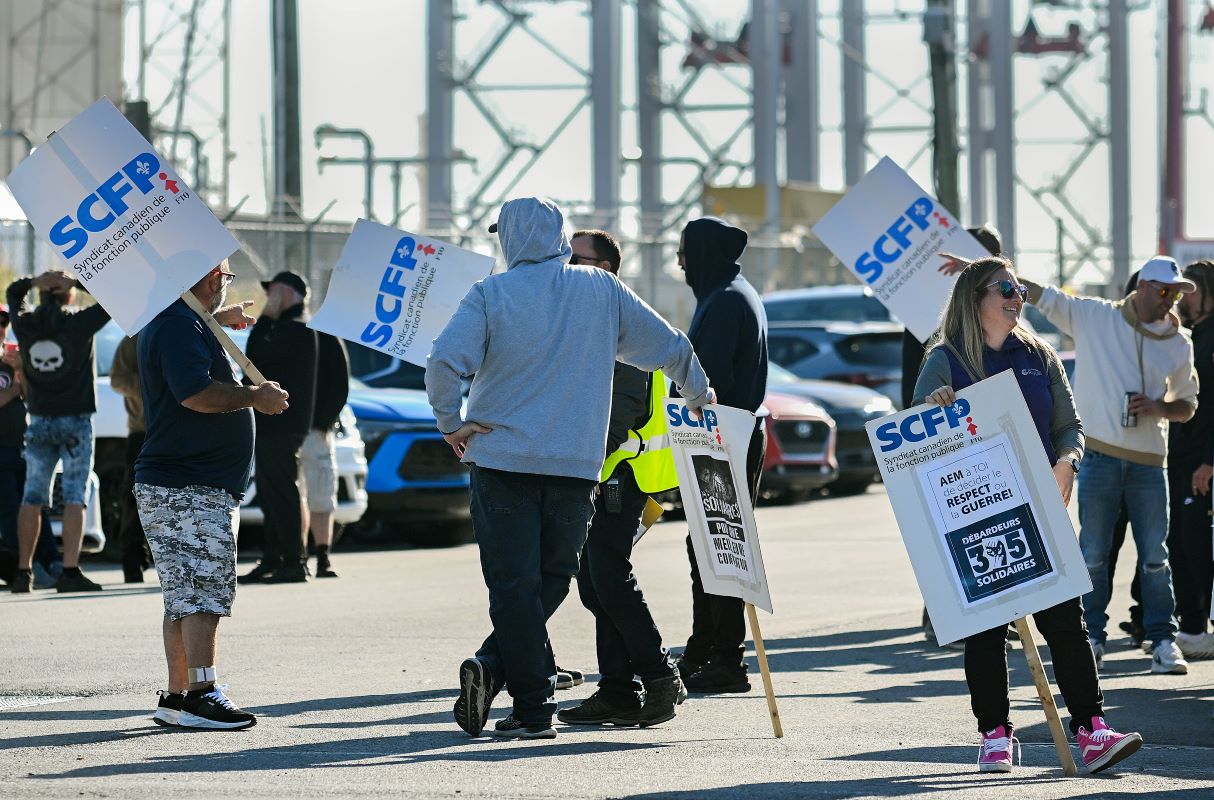 Workers picket outside the Port of Montreal near a Termont Terminal Inc. terminal in September. Photo: Bloomberg