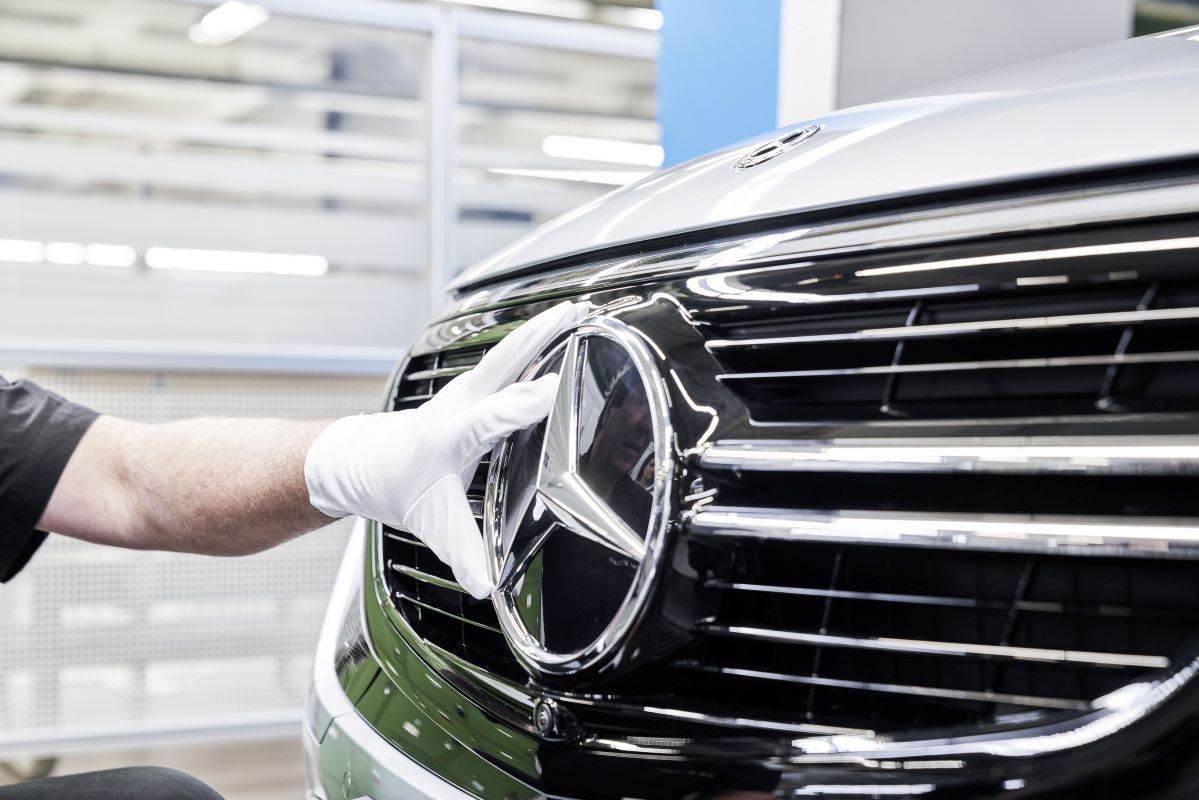 An employee fits a Mercedes-Benz AG star badge in Bremen, Germany. Photo: Bloomberg