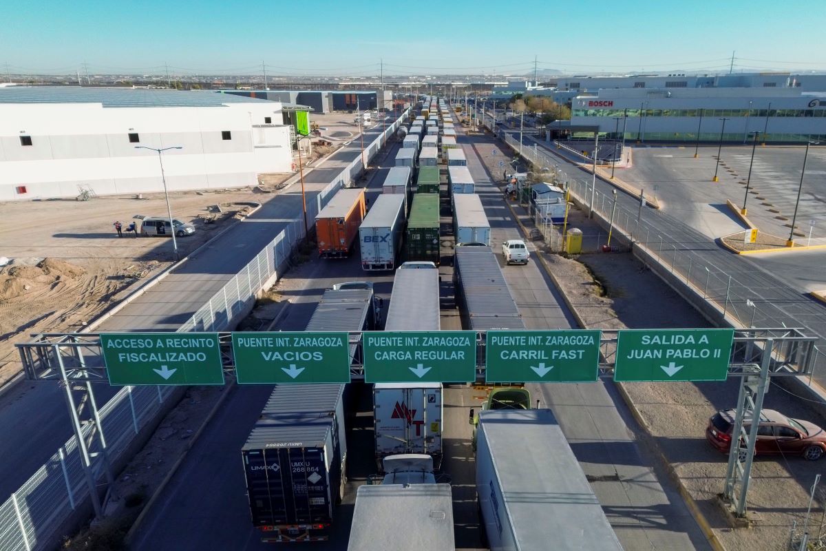 Tractor trailers wait in line at the Ysleta-Zaragoza International Bridge port of entry in Juarez, Mexico, on Dec. 20, 2024. Photo: Bloomberg