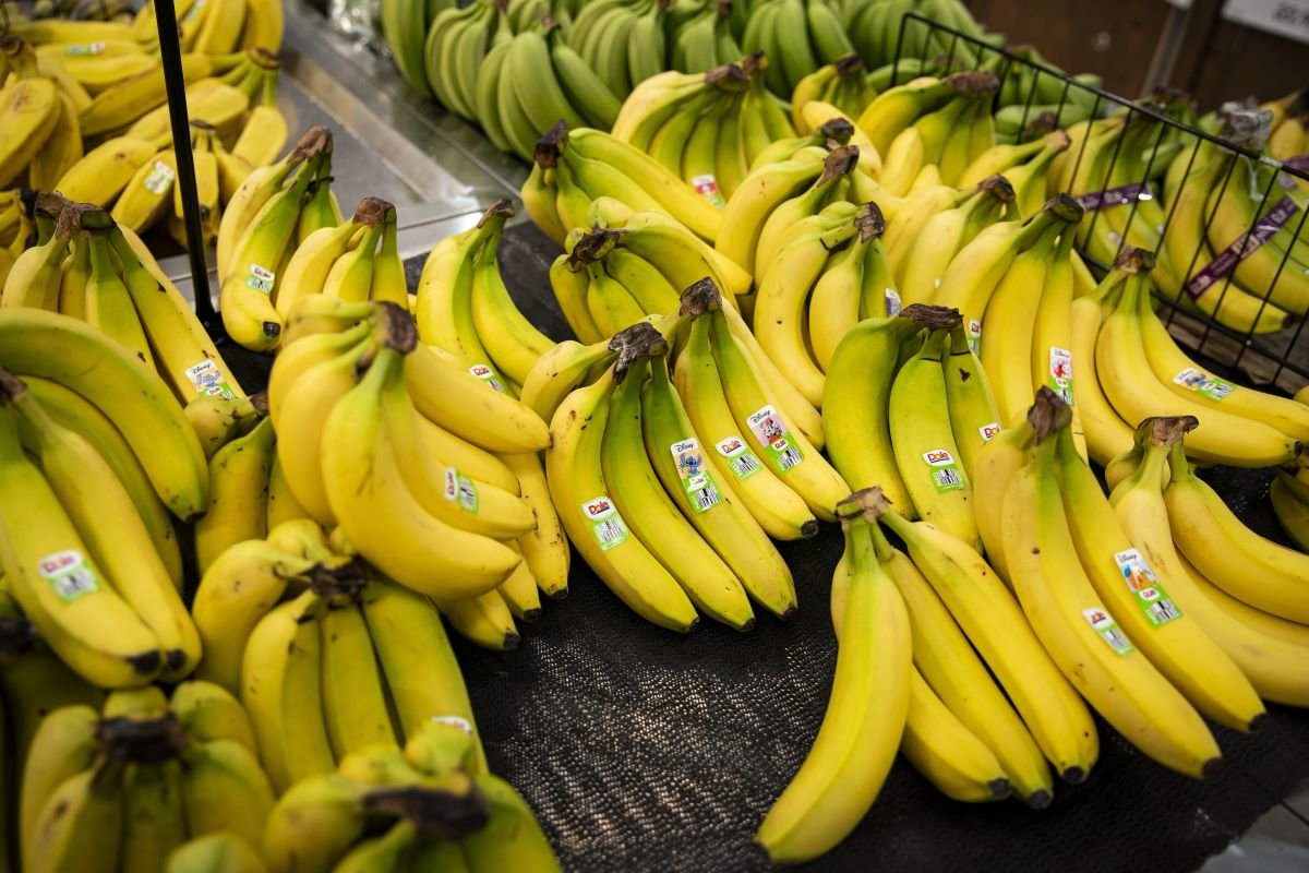 Dole bananas at a grocery store in Fairfax, Virginia. Photographer: Al Drago/Bloomberg