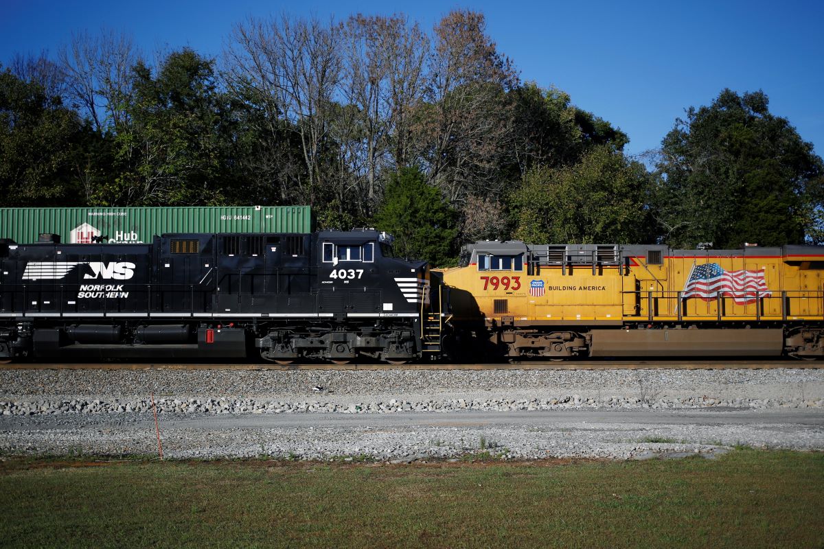 Norfolk Southern, left, and Union Pacific Railroad freight locomotives in Burnside, Kentucky. Photographer: Luke Sharrett/Bloomberg