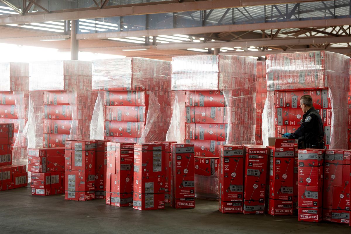 A U.S. Customs and Border Protection agent inspects boxes of tools at a port of entry in Nogales, Arizona. Photographer: Rebecca Noble/Bloomberg