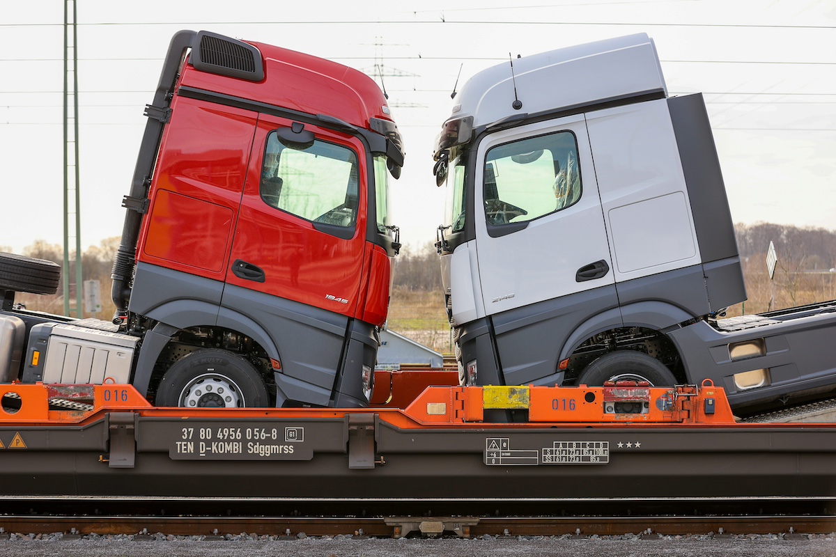 New haulage trucks loaded onto a train outside the Daimler AG truck factory in Woerth, Germany. Photo: Alex Kraus / Bloomberg