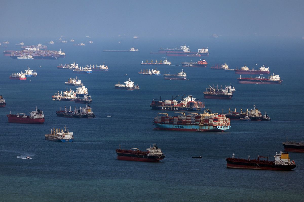 Container ships and bulk carriers offshore from Singapore. Photographer: SeongJoon Cho/Bloomberg