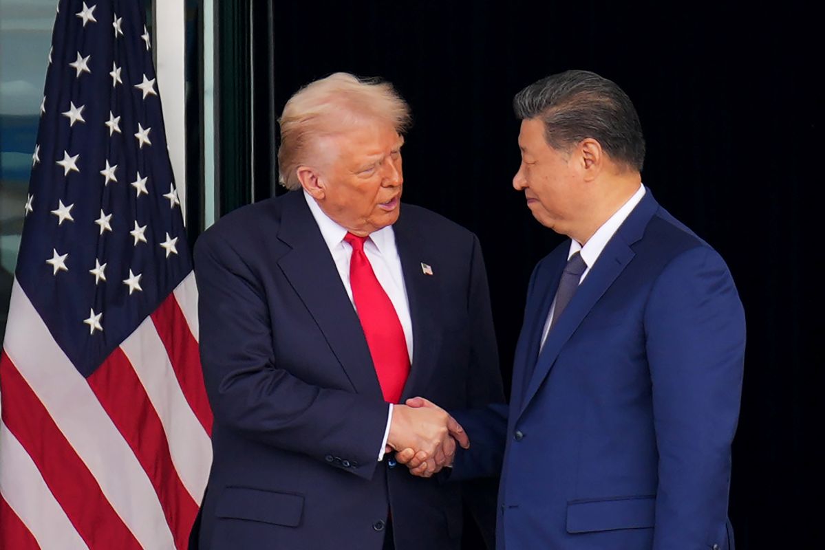 Donald Trump and Xi Jinping shake hands as they leave after their talks in Busan. Photographer: Andrew Harnik/Getty Images
