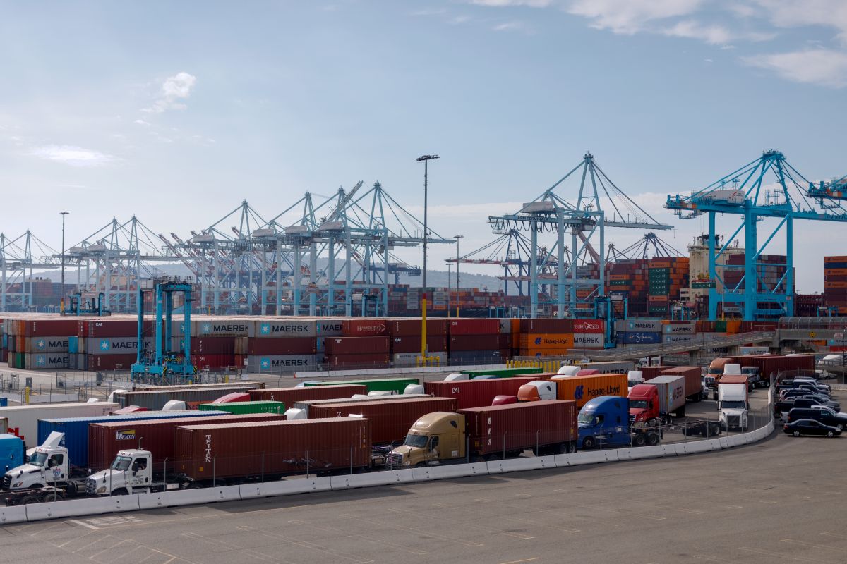 Tractor trailers carrying shipping containers at the Port of Los Angeles. Photographer: Eric Thayer/Bloomberg