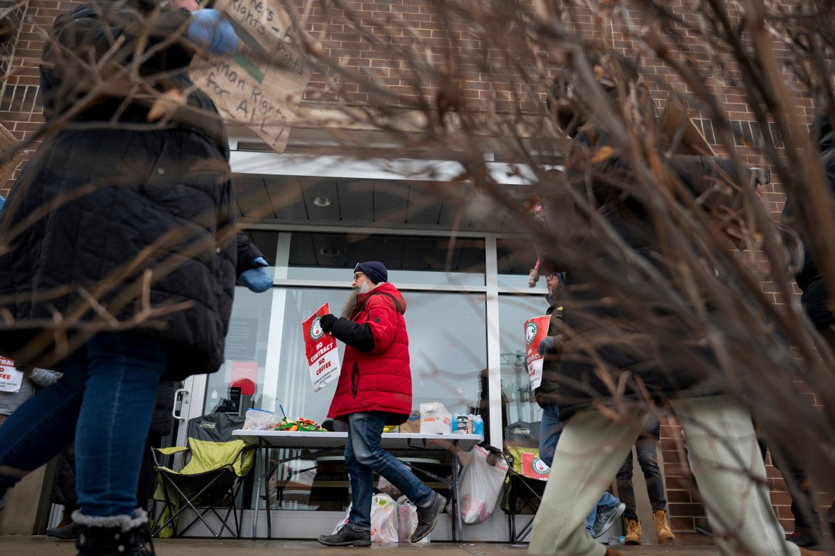 Starbucks Workers United members picket outside a Starbucks in Chicago in 2024. Photographer: Vincent Alban/Bloomberg