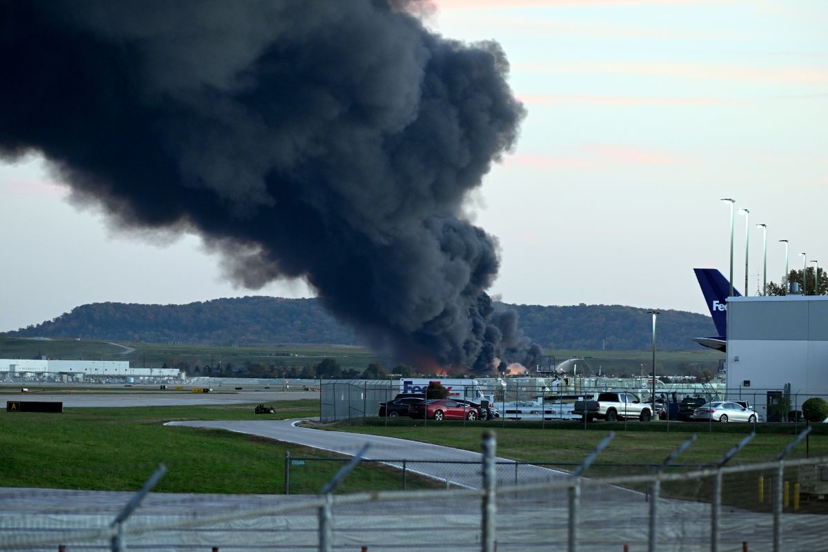 Smoke from the crashed UPS cargo jet near Muhammad Ali airport in Louisville, on Nov. 4. Photographer: Stephen Cohen/Getty Images