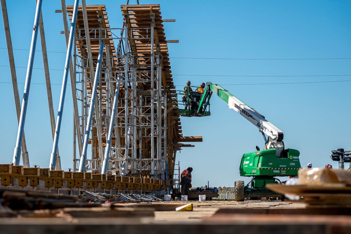 Contractors on a cherry picker during the construction of a high-speed rail project in Kings County, California, on March 24. Photographer: David Paul Morris/Bloomberg