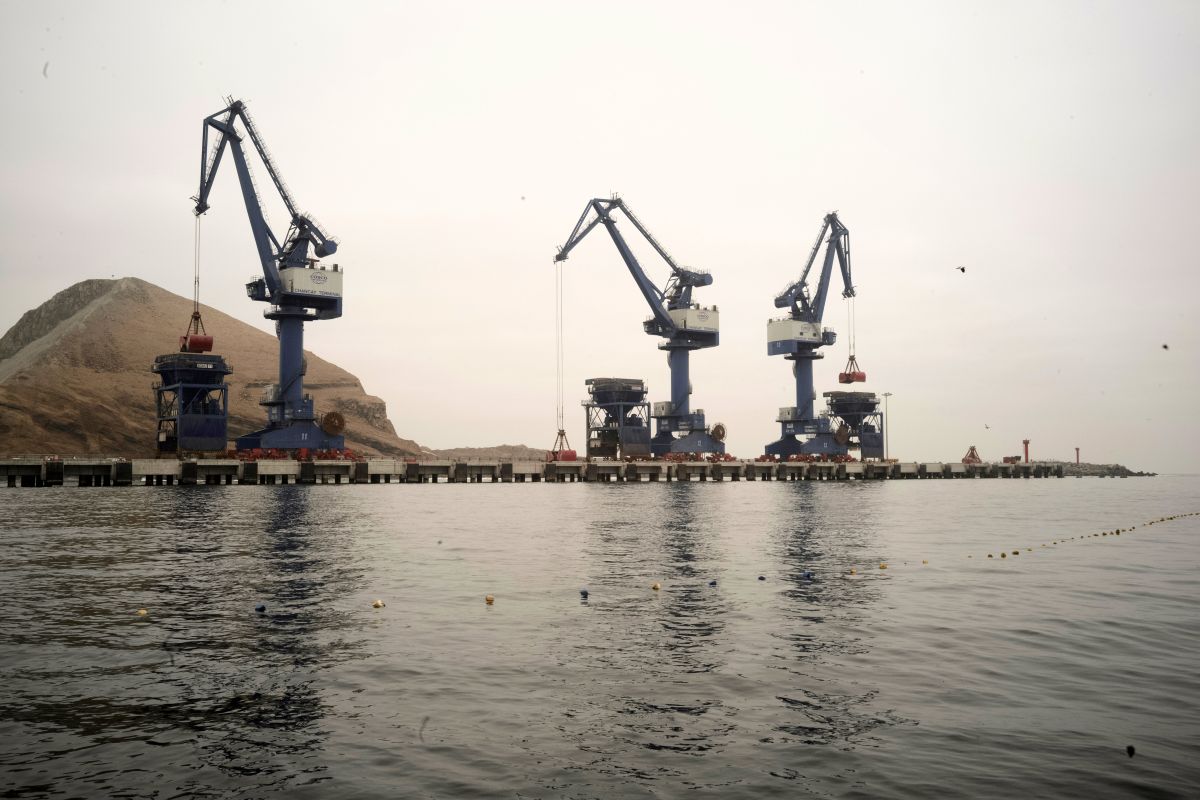 Cranes operate at the Chancay Port in Chancay, Peru. Photographer: Alessandro Cinque/Bloomberg