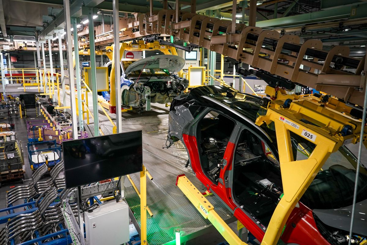 Automobile body shells on the vehicle production line at the Nissan Motor Co. manufacturing plant in Sunderland, UK. Photographer: Ian Forsyth/Bloomberg