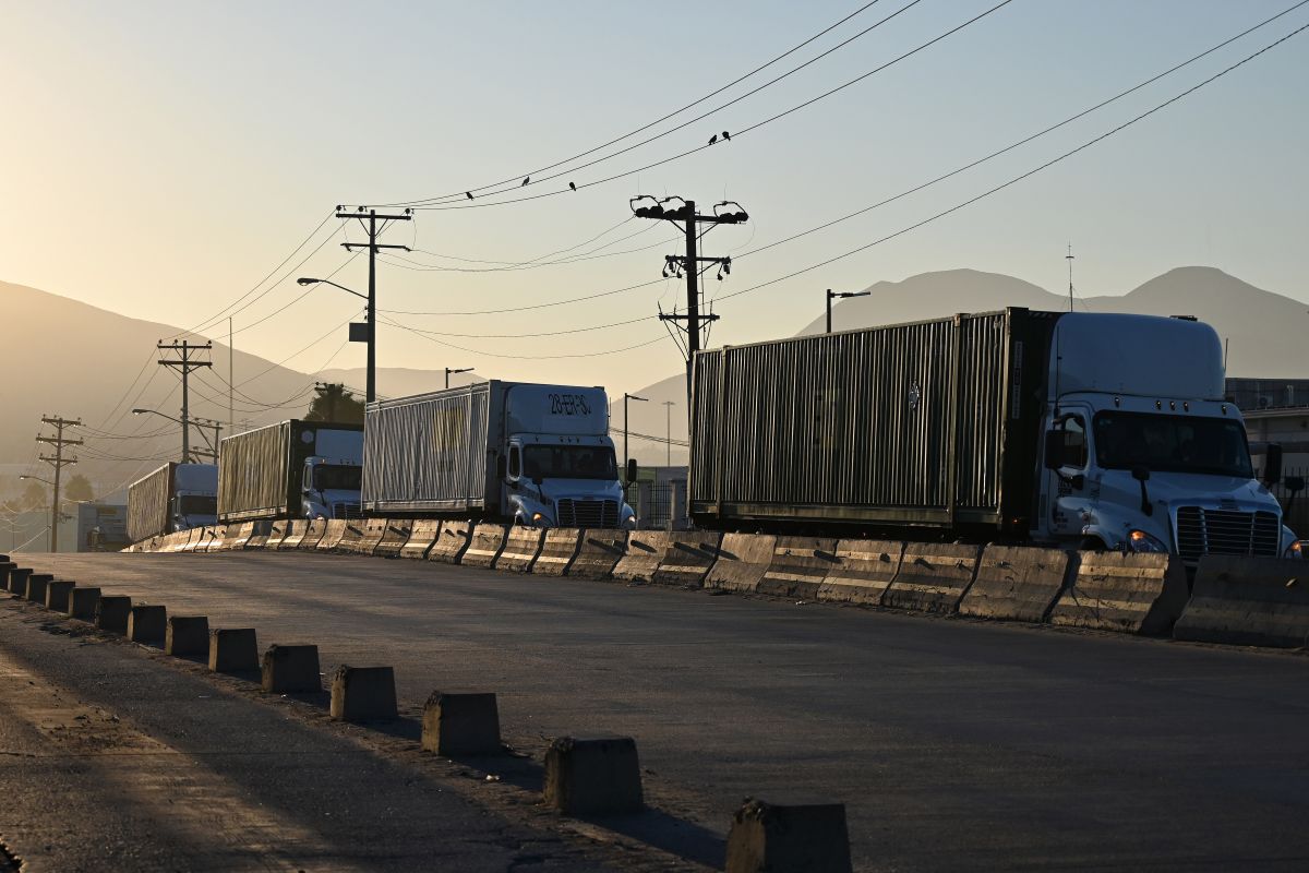 Tractor trailers wait in line at the Otay Mesa Port of Entry, on the U.S.-Mexico border. Photo: Bloomberg