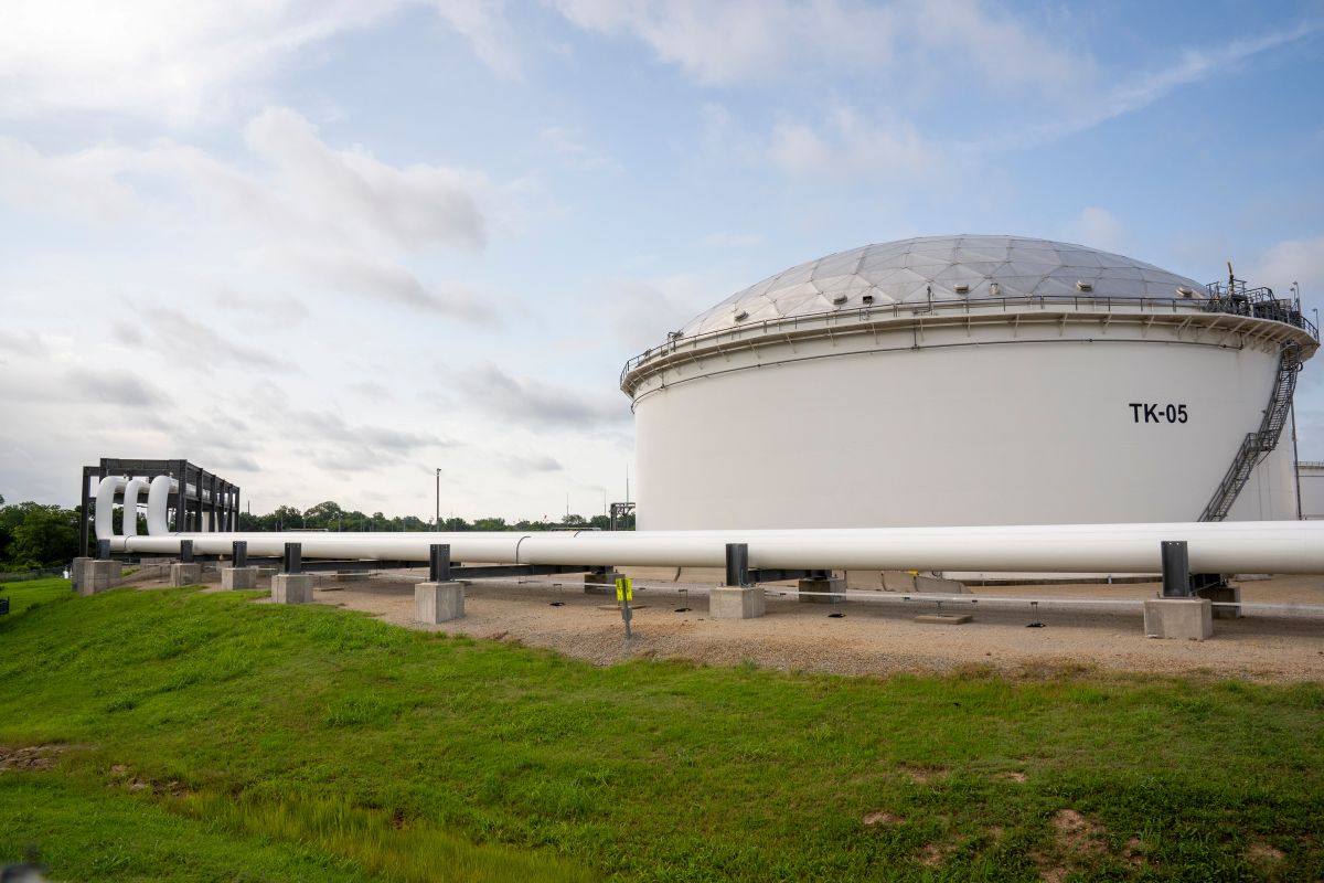 A pipeline runs toward oil Southbow storage tanks at the Cushing crude oil storage terminal in Cushing, Oklahoma. Photographer: Nick Oxford/Bloomberg