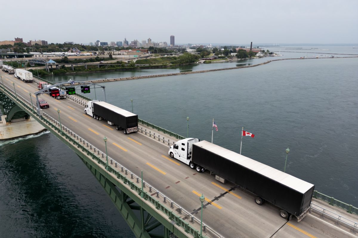 Tractor trailers and vehicles cross the Peace Bridge at the Canada-United States border in Fort Erie, Ontario, Canada, on Aug. 20, 2026. Photographer: Cole Burston/Bloomberg