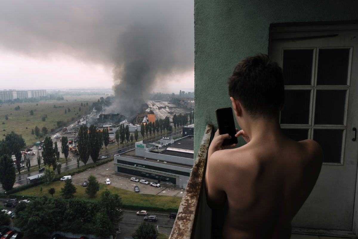 A resident looks at the site of a Russian missile strike in Kyiv on Aug. 5. Photo: Bloomberg
