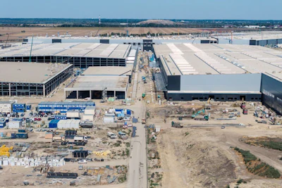 CHINESE CAR FACTORY IN HUNGARY BLOOMBERG.jpg