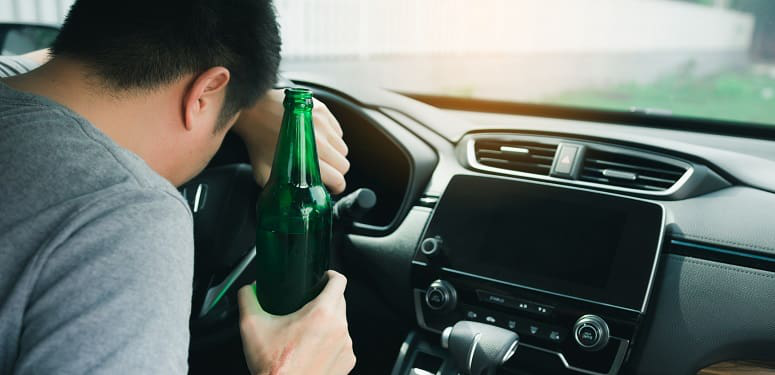 Asian men drink a lot of alcohol until and unconscious his can&rsquo;t