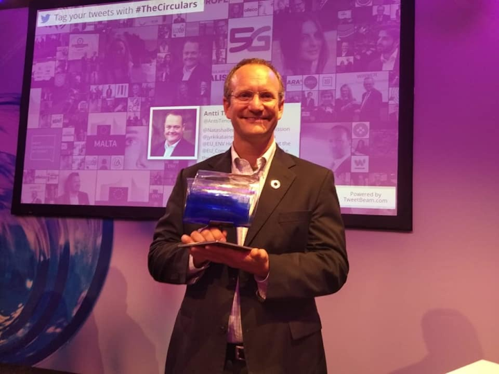 Gonzalo Muñoz recibe el premio Dell Circular Economy Peoples´s Choice durante el Foro Económico Mundial 2019. Muñoz es cofundador y CEO de TriCiclos. Foto cortesía de TriCiclos.
