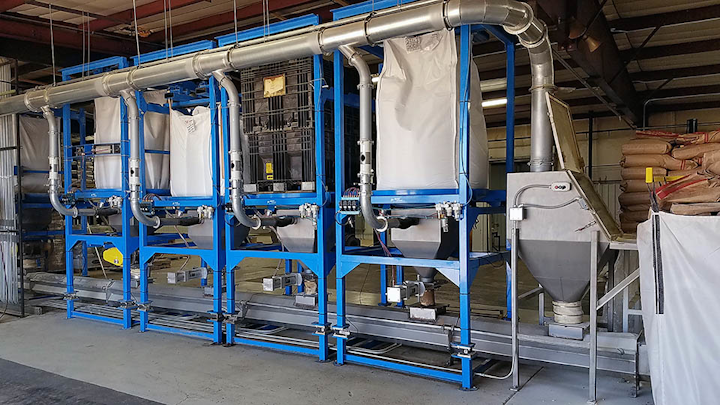 La pieza central de la línea de equipos InLine son los descargadores de sacos a granel Magnum Systems IBC2000, que mejoran la seguridad de los operadores con protectores de bandeja de sacos y desatan las cajas para facilitar el acceso a las salidas de los sacos. Foto cortesía de Magnum Systems.