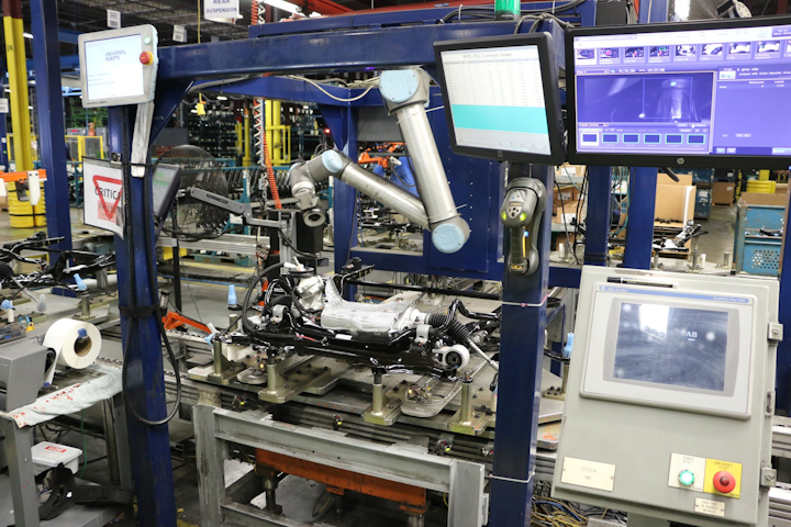 Comprehensive Logistics chequea la unidad conectora del arnés de cables del subconjunto en altos volúmenes con la ayuda de un cobot flexible y un sistema de inspección con cámaras.